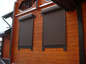 Рольставни для дома в коттеджном поселке 