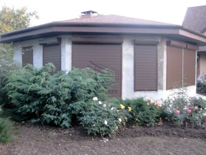 Рольставни на улице