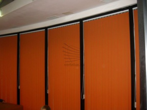 Вертикальные жалюзи в автосервис внутри