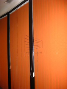 Вертикальные жалюзи в автосервис внутри