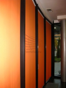 Вертикальные жалюзи в автосервис внутри