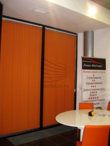 Вертикальные жалюзи в автосервис внутри