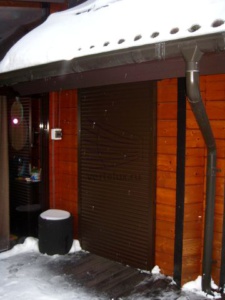 Рольставни для дома в коттеджном поселке