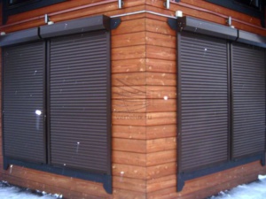 Рольставни для дома в коттеджном поселке