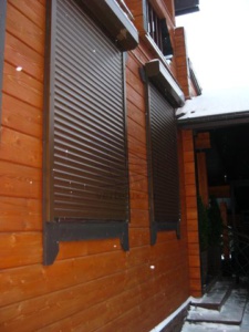 Рольставни для дома в коттеджном поселке