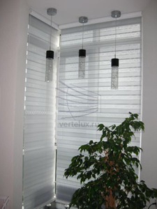 Рулонные шторы день-ночь в комнате