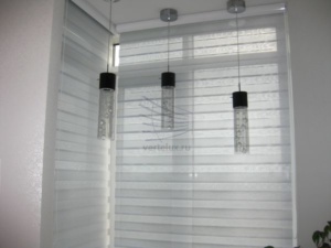 Рулонные шторы день-ночь в комнате