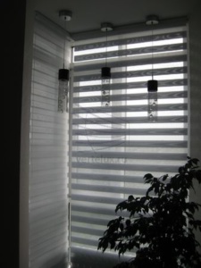 Рулонные шторы день-ночь в комнате