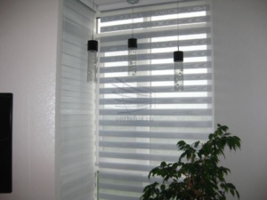 Рулонные шторы день-ночь в комнате