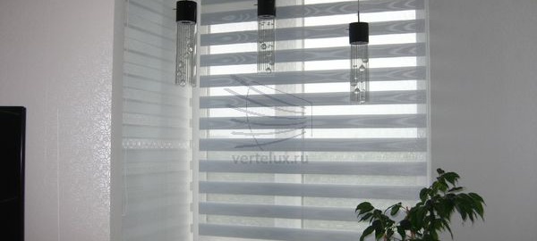 Рулонные шторы день-ночь в комнате