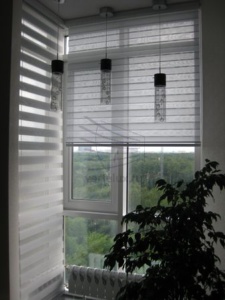 Рулонные шторы день-ночь в комнате