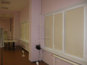 Кассетные рулонные шторы в производственном помещении