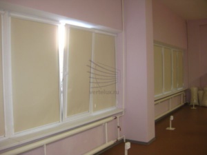 Кассетные рулонные шторы в производственном помещении