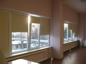 Кассетные рулонные шторы в производственном помещении