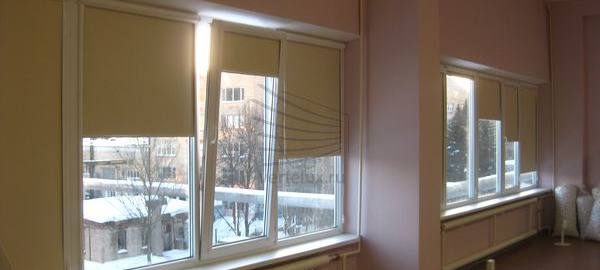 Кассетные рулонные шторы в производственном помещении