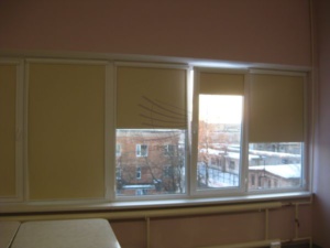 Кассетные рулонные шторы в производственном помещении