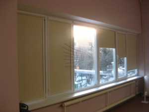 Кассетные рулонные шторы в производственном помещении