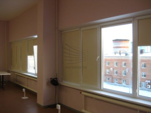 Кассетные рулонные шторы в производственном помещении