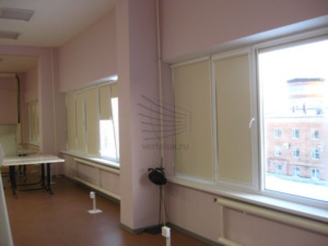 Кассетные рулонные шторы в производственном помещении