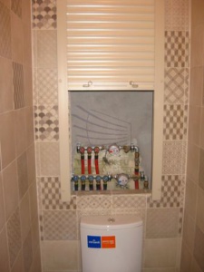 Сантехнические рольставни в туалете