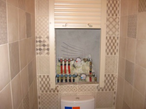 Сантехнические рольставни в туалете