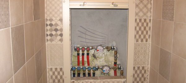 Сантехнические рольставни в туалете