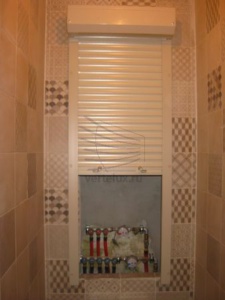 Сантехнические рольставни в туалете