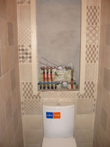 Сантехнические рольставни в туалете