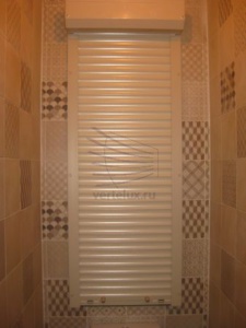 Сантехнические рольставни в туалете