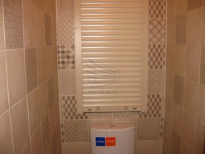 Сантехнические рольставни в туалете