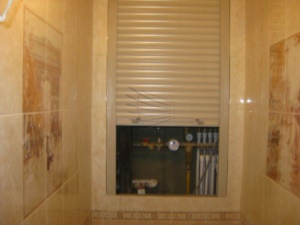 Сантехнические жалюзи приоткрытые